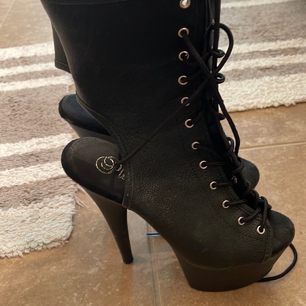 Pleasers size 8 used in great condition
